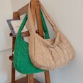 thumbnail image 4 of Bolso de mano para mujer, acolchado, impermeable, ligero, de algodón, con relleno de plumas, para el hombro, 4 of 5