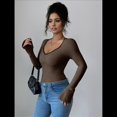 thumbnail image 4 of Camisetas Ajustadas con Cuello en Forma de Corazón para Mujer, Tops de Punto Acanalado con Mangas Largas Acampanadas Color Café XL, 4 of 7