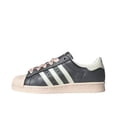 thumbnail image 3 of Zapatillas de tabla ASAdidas Superstar CNY de corte bajo, cómodas y resistentes para deportes al aire libre, para mujer, en negro, dorado y rojo., 3 of 5