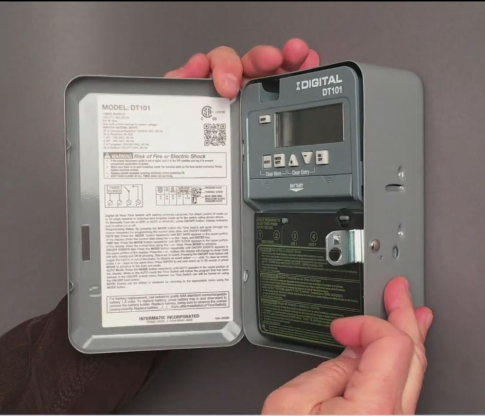 Commande électronique Intermatic à 1 circuit 24 heures, 120-277 VAC, 50/60 Hz, SPST, boîtier métallique intérieur