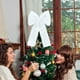 thumbnail image 1 of Lazo Decorativo Navideño - Corona de Navidad de Felpa Blanca y Decoración para Puerta Exterior - Accesorios para Fiestas | 46 X 70 X 5 Cm, 1 of 6