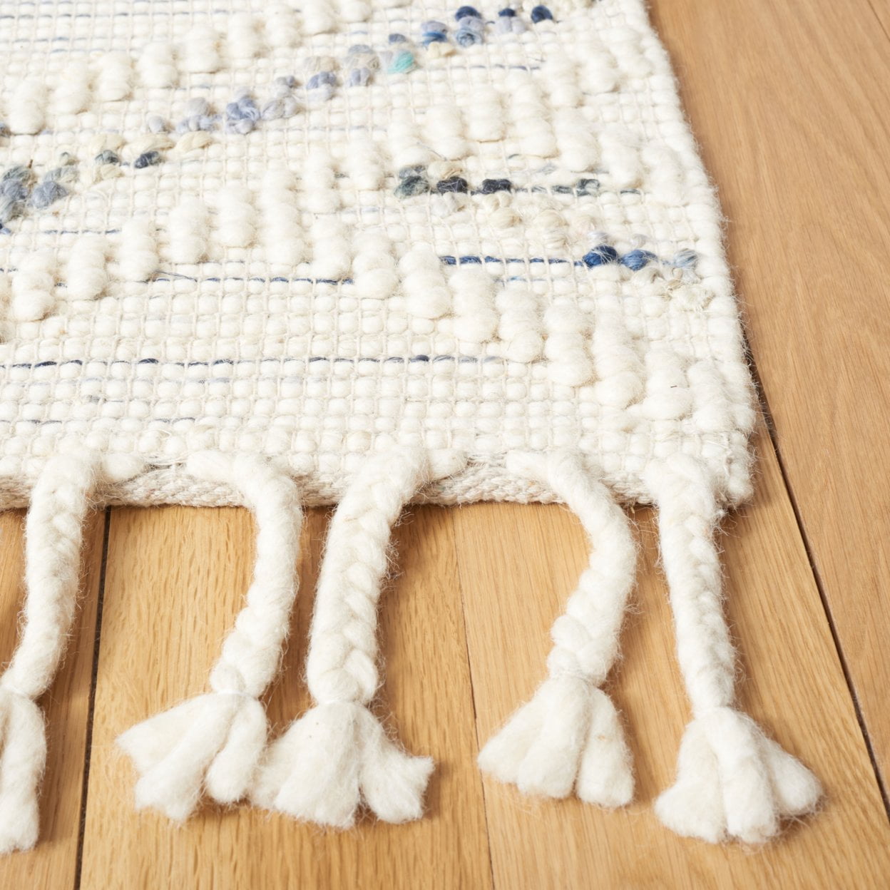 SAFAVIEH Natura Embla Southwestern Area Rug, Ivory/Blue, 5' x 8'