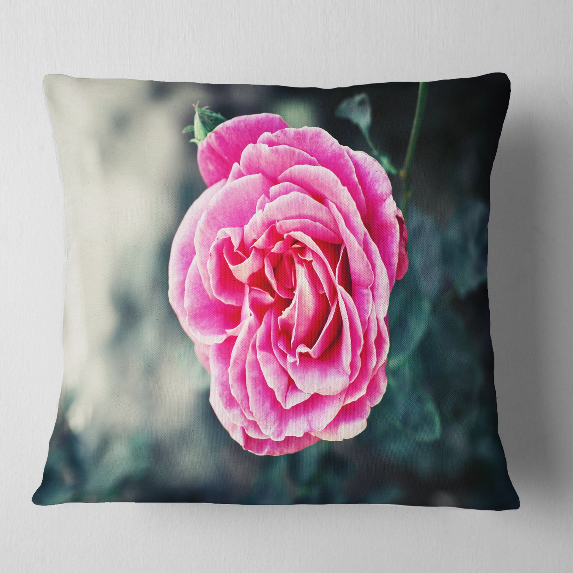 Designart Red Rose in Vintage Style - Floral Throw Pillow - 16x16