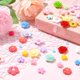 thumbnail image 5 of 1 caja de 200 cabujones de flores de 8 estilos con base plana de resina, mini cabujones florales 3D de rosas, girasoles y margaritas de colores, 5 of 7