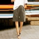 thumbnail image 1 of Bermudas casuales AURIGATE para mujer, de algodón y lino, con cintura elástica, hasta la rodilla y bolsillos., 1 of 5
