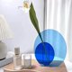 thumbnail image 3 of Elegante jarrón acrílico geométrico azul con detalles florales translúcidos para la decoración moderna de una oficina, 3 of 5