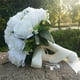 thumbnail image 4 of Ramo de novia artificial de rosas blancas de seda con cinta de cuentas de 32 cm para ceremonia de boda | Arreglo floral artificial realista para fotografía, decoración, fiestas, aniversarios y hogar., 4 of 5