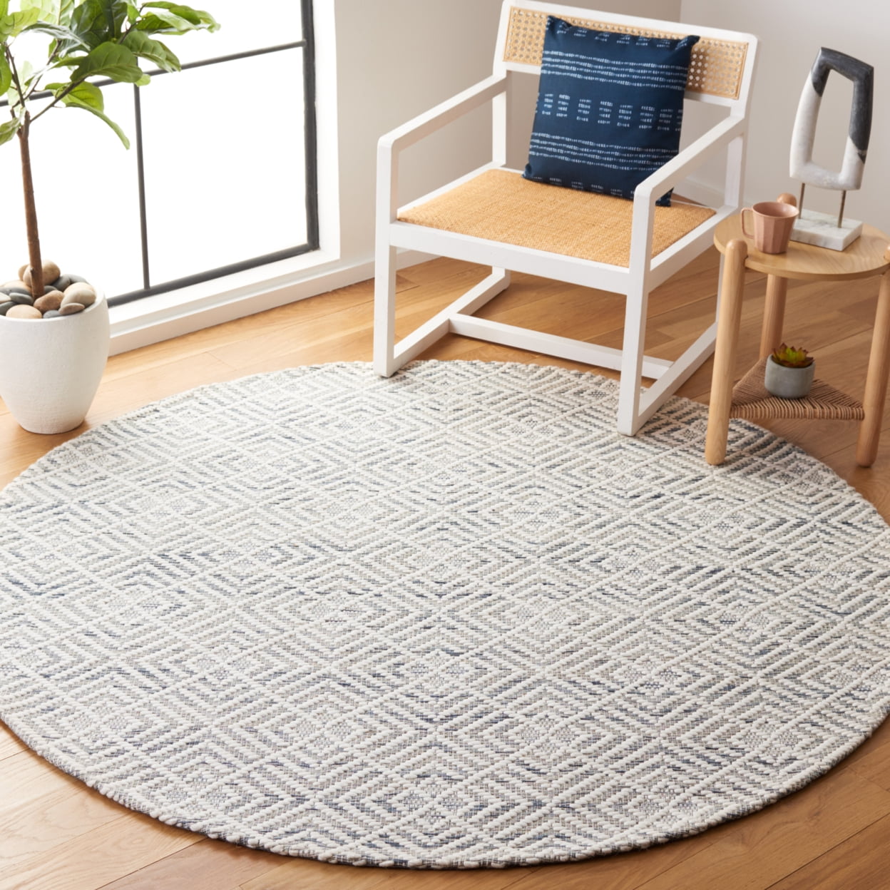 SAFAVIEH Marbella Trent Diamond Area Rug, Ivory/Black, 5' x 8'
