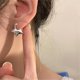thumbnail image 3 of Pendientes únicos de Joker con hebilla de oreja de estrella de cinco puntas con diseño de nicho simple a la moda para mujer, 3 of 5