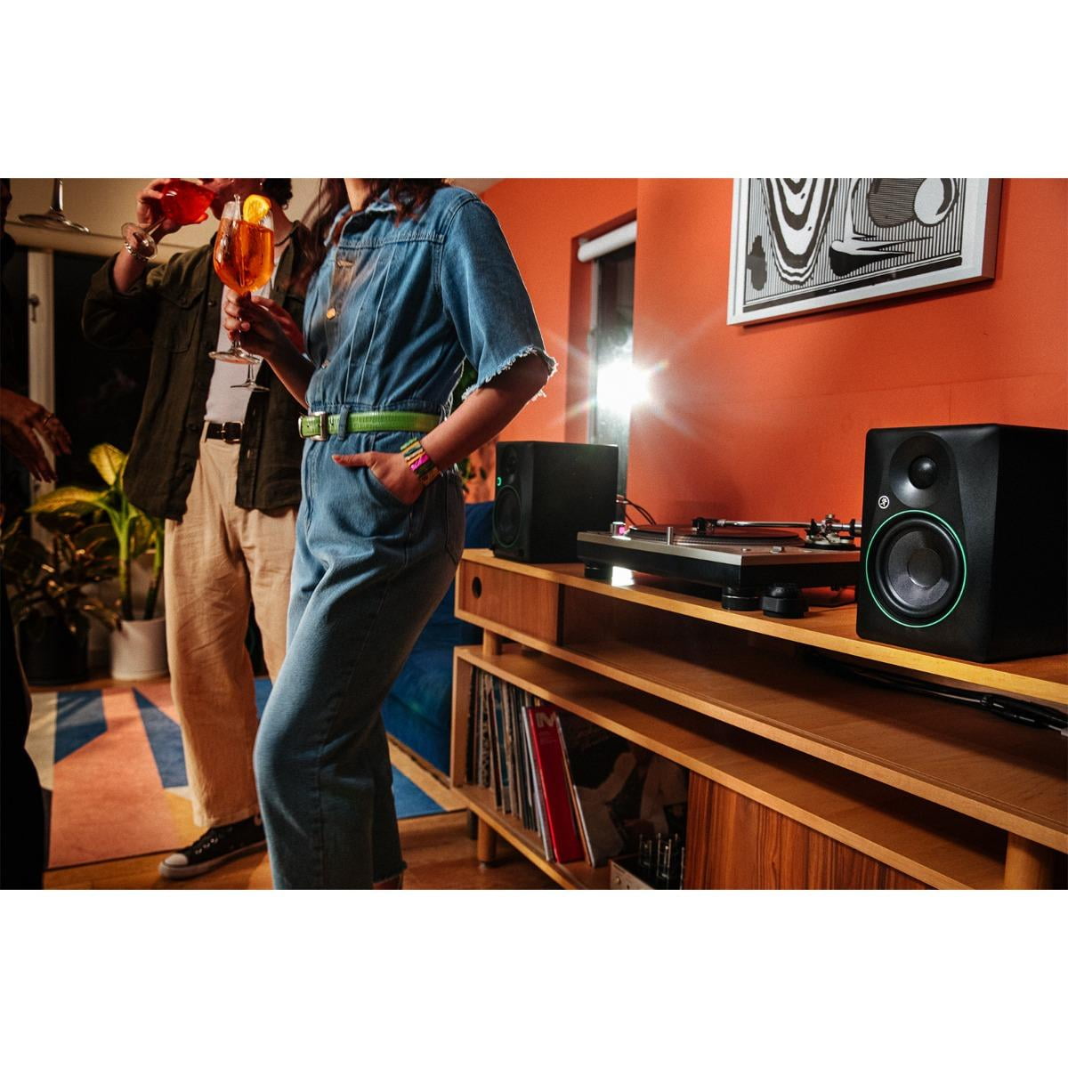 Mackie CR5BT 5.25" Powered Bluetooth Studio Monitors with Stands Package