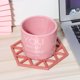 thumbnail image 5 of Juego de 4 alfombrillas resistentes al calor de TPR con rejilla hexagonal roja para uso en la mesa del comedor y la cocina, protegen las superficies de platos y tazas calientes, 5 of 8