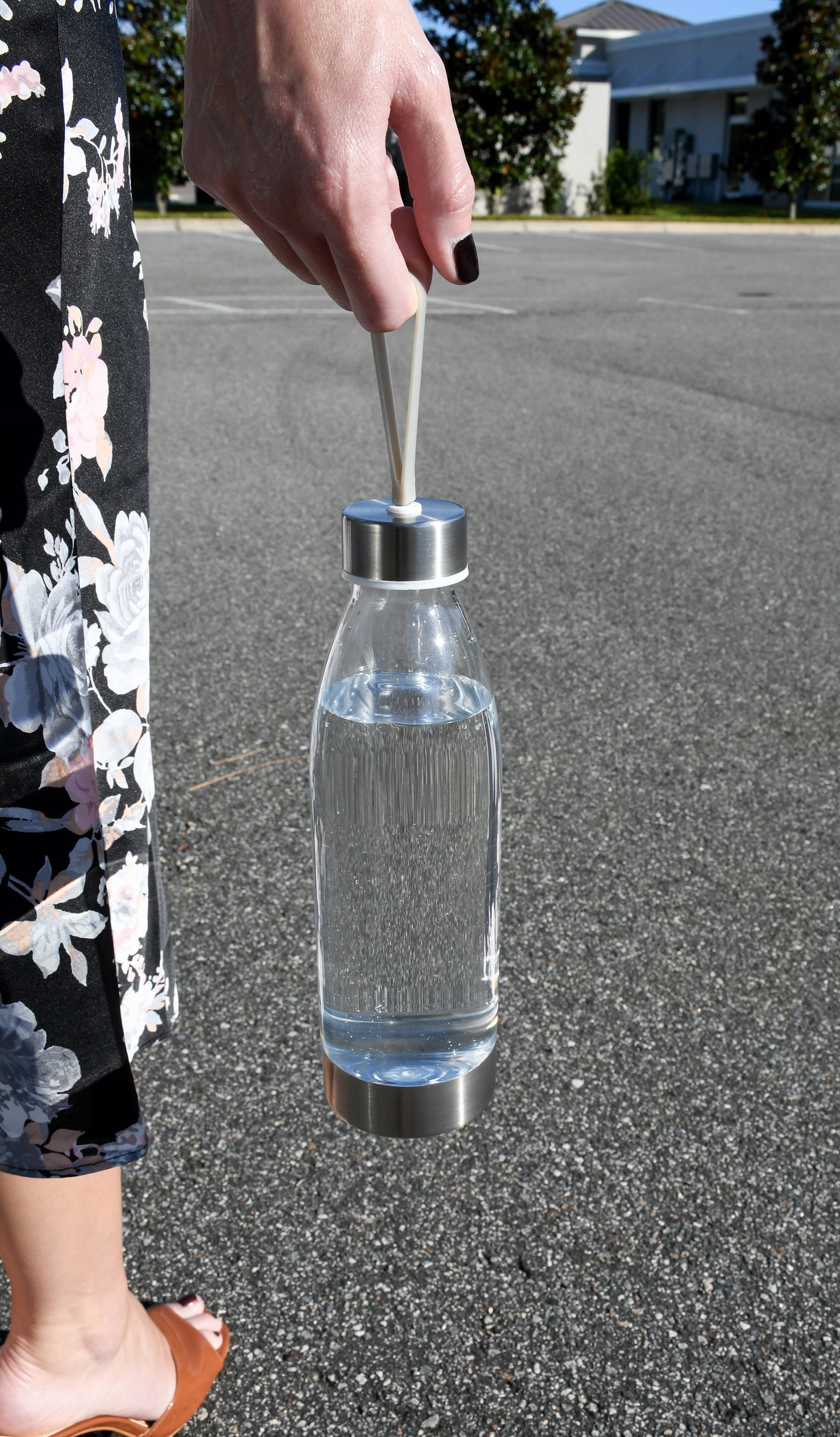 Mainstays 22 oz Clear and Silver Solid Print Plastic Water Bottles with Screw Cap (24 Pieces)