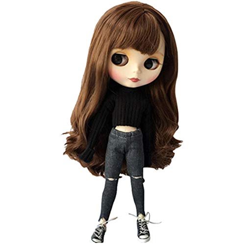suéter casual hecho a mano doublewood y jean / pantalones reemplazo para la muñeca blythe, 1/6 fashion doll accesorios set ropa de muñeca compatible con blythe icy pullip doll — Muñeca Blythe vista frontal 3/4 con suéter corto tejido negro de manga larga y jeans oscuros ajustados con rotos en las rodillas, cabello castaño largo ondulado y tenis negros sobre fondo blanco; suele usarse también para estilismo de fotografía de muñecas a escala 1/6.