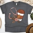 thumbnail image 1 of T-Shirt Graphique pour Infirmière avec Tasse à Café et Design de Stéthoscope, Gris Foncé, Taille TG, 1 of 6