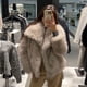 thumbnail image 3 of Abrigo de piel esponjosa degradada para mujer, chaqueta de piel de zorro sintética con cuello de piel grande de lujo, abrigos para mujer 2024, 3 of 5