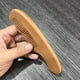 thumbnail image 4 of Peine plano curvo con forma de plátano y mango de madera de haya y melocotón, portátil, para barba y cabello de niños, 4 of 6