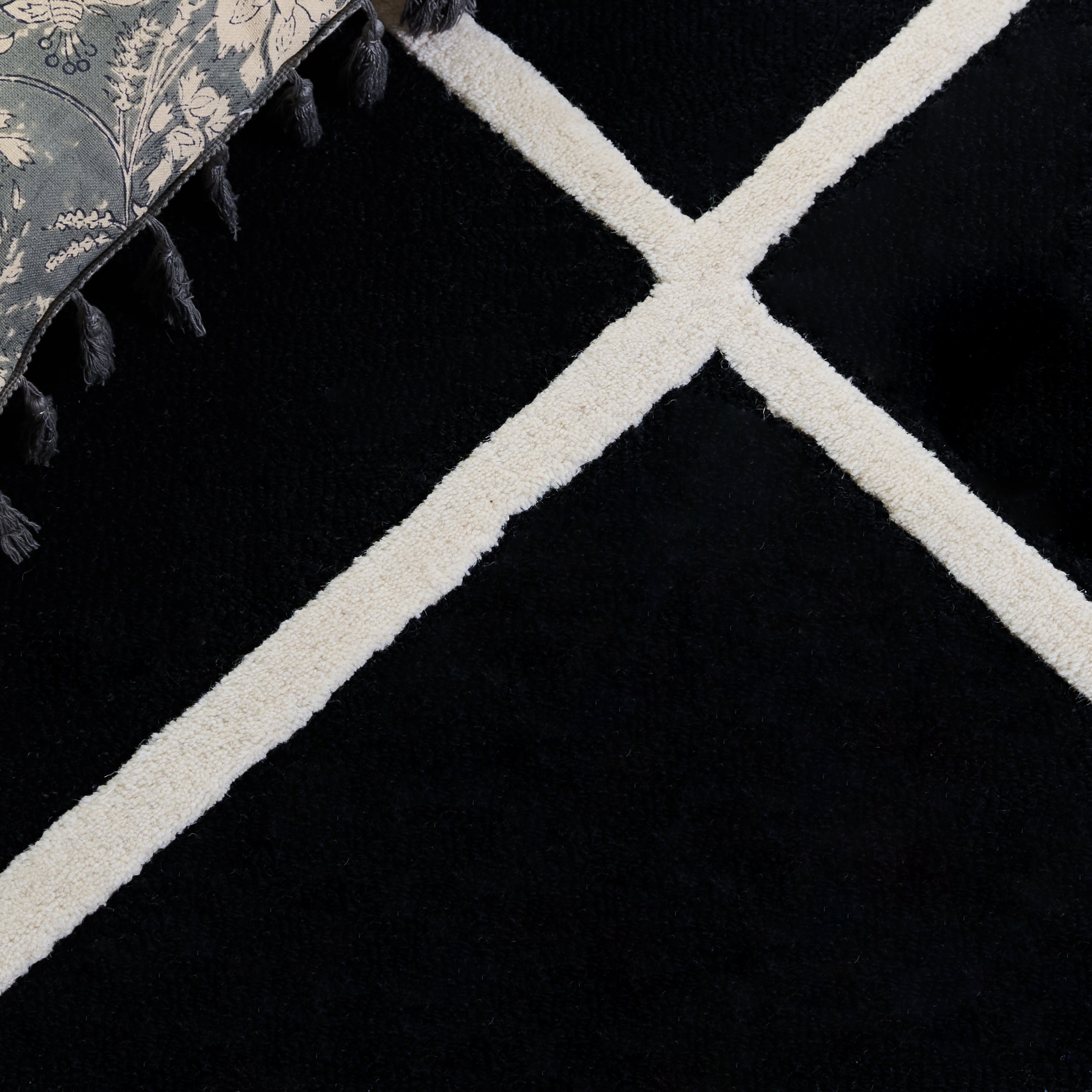 SAFAVIEH Cambridge Kennedy Geometric Wool Area Rug, Black/Ivory, 4' x 6'