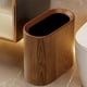 thumbnail image 4 of Cubo de basura compacto con tapa abatible y prensa | Ideal para cocina, baño, oficina y espacios estrechos | Contenedor de basura de plástico con abrazadera | Marrón y beige, 4 of 6