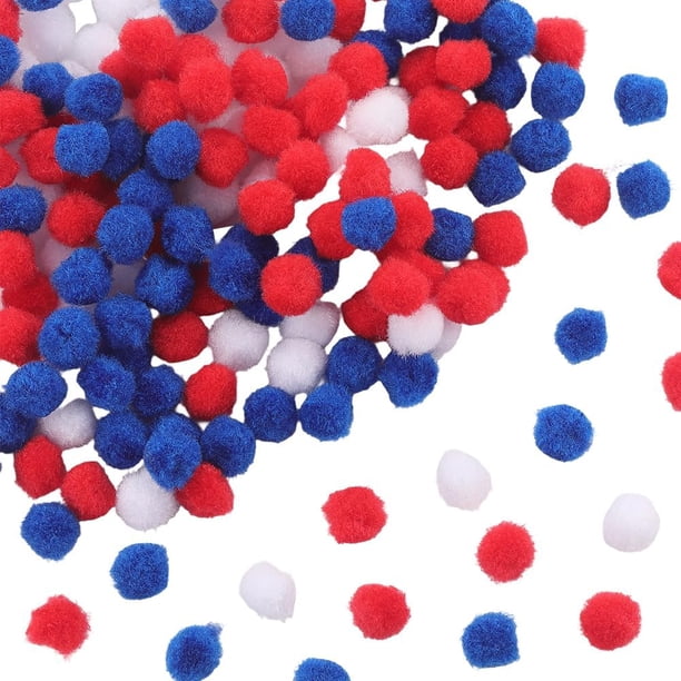 900 piezas de bolas pequeñas de 10 mm, pompones pequeños patrióticos estadounidenses del 4 de julio, blancos, azules y rojos, a granel