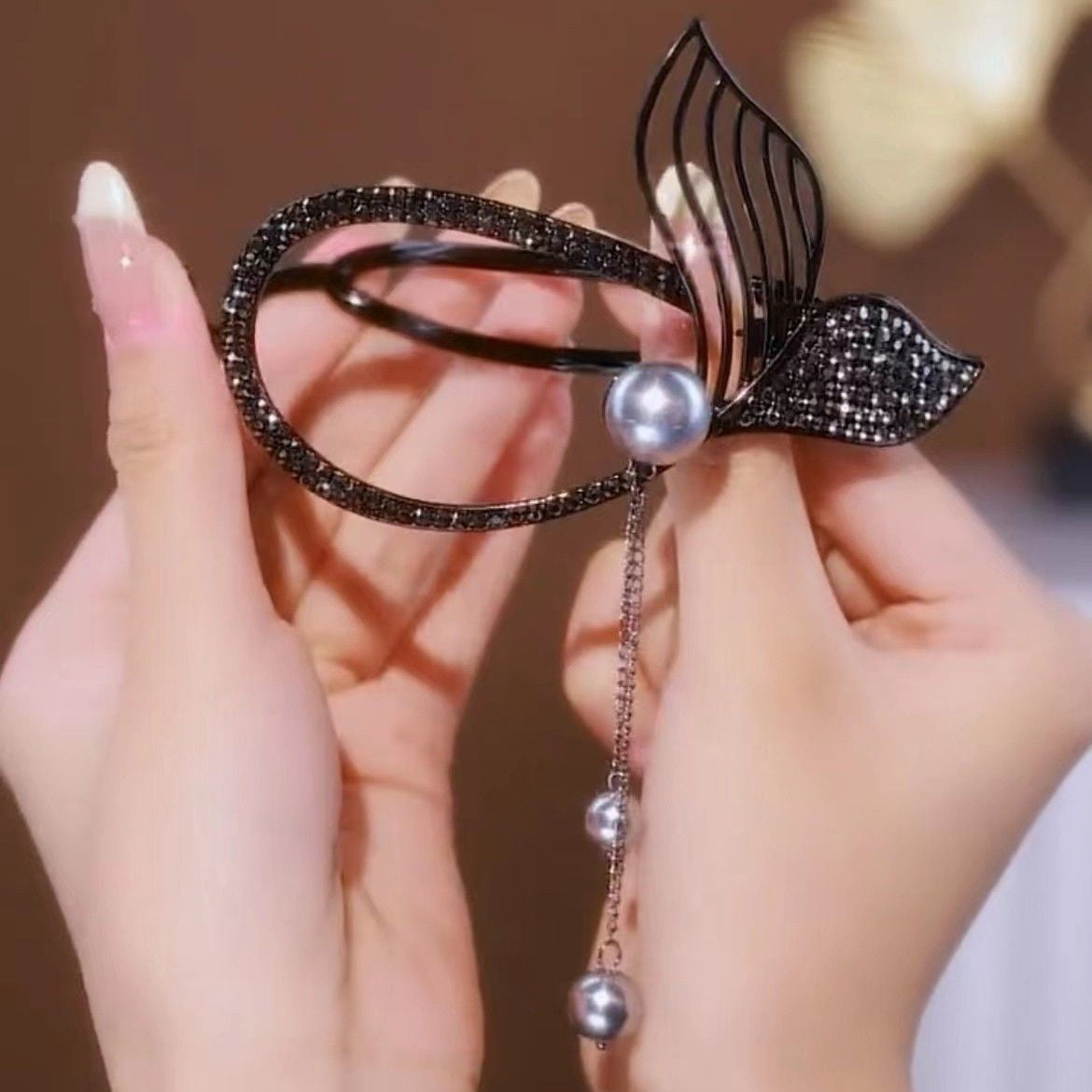 EKE Women’s Hair Clip Vintage Retro Back-Wear Elegant Hair Accessory with Fashion Texture