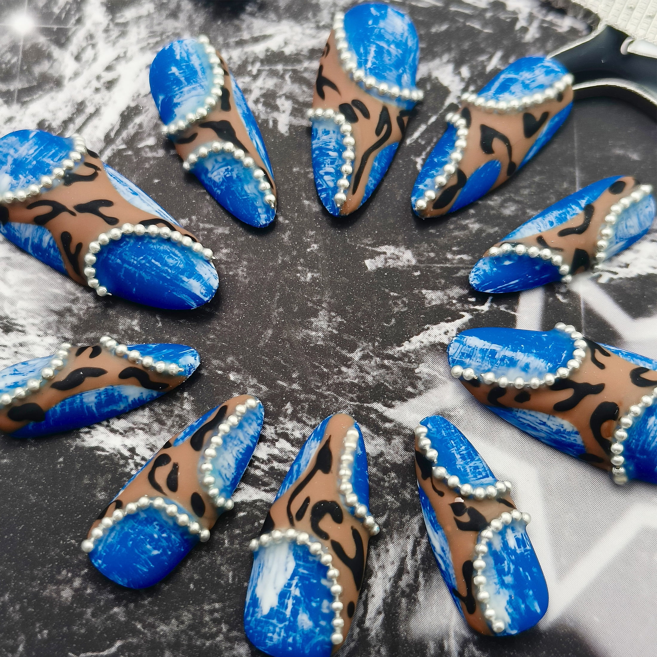 10pcs Almond Press on Nails Medium Length Blue Leopard Print Handmade False Nails with Pearl Trim Y2K Artistic Design for Women