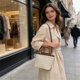 thumbnail image 5 of Bolso de paja tejida con nudos – Bolso de hombro de paja natural hecho a mano para el verano, bolso de mano informal ligero y transpirable para la playa, las vacaciones y los viajes diarios., 5 of 6