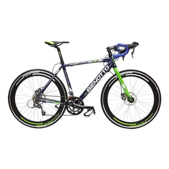 bicicleta benotto ruta triathlon aluminio r700c 16v shimano azul 48 vista lateral, cuadro triathlon aluminio talla 48 azul con horquilla verde, manubrio de ruta con doble manetas, transmisión Shimano Claris 2x8, cadena 1/2x3/32 110 eslabones, pedales aluminio 9/16 y rines 700C doble pared 32B. Suele usarse para entrenamientos de ruta y triatlón corto.
