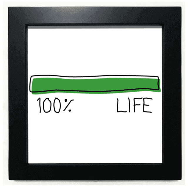 La energía de la vida está mejorando. Mesa de pared con marco cuadrado negro