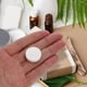 thumbnail image 4 of 100 mascarillas faciales desechables para el cuidado de la piel en casa (color aleatorio), 4 of 6