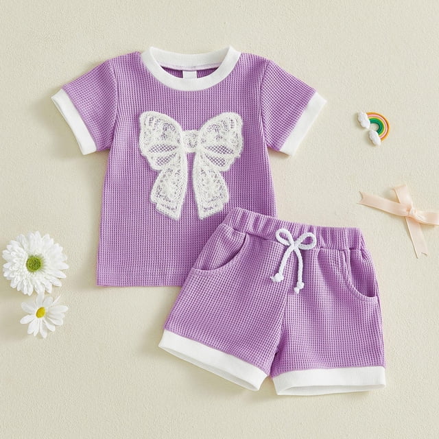 Conjuntos de blusas y camisas de cuello redondo y manga corta a la moda para niñas de verano, conjuntos casuales de blusa de poliéster con cuello redondo y pantalones cortos abotonados para niños.