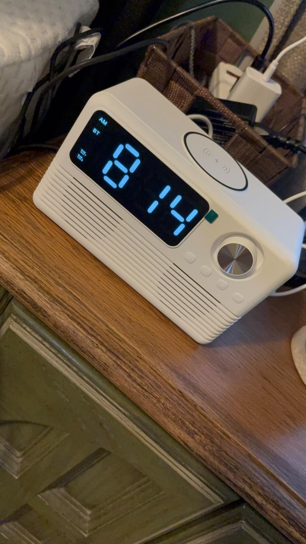 4 in1 Wireless Charging Station with Clock, FM Radio, Bluetooth Speaker, 15W Fast Wireless Charger for i Phone, Android Phones, Clock Radio for Bedroom Easy to Use for Seniors and Kids as Gift
