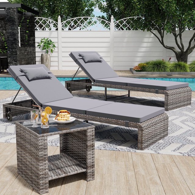 Danrelax Ensemble de Chaises Longues (Ensemble de 2), Mobilier de Patio Extérieur Moderne avec Dossier Réglable et Table d'Appoint, Osier PE Durable, Coussins Résistants aux Intempéries, Gris