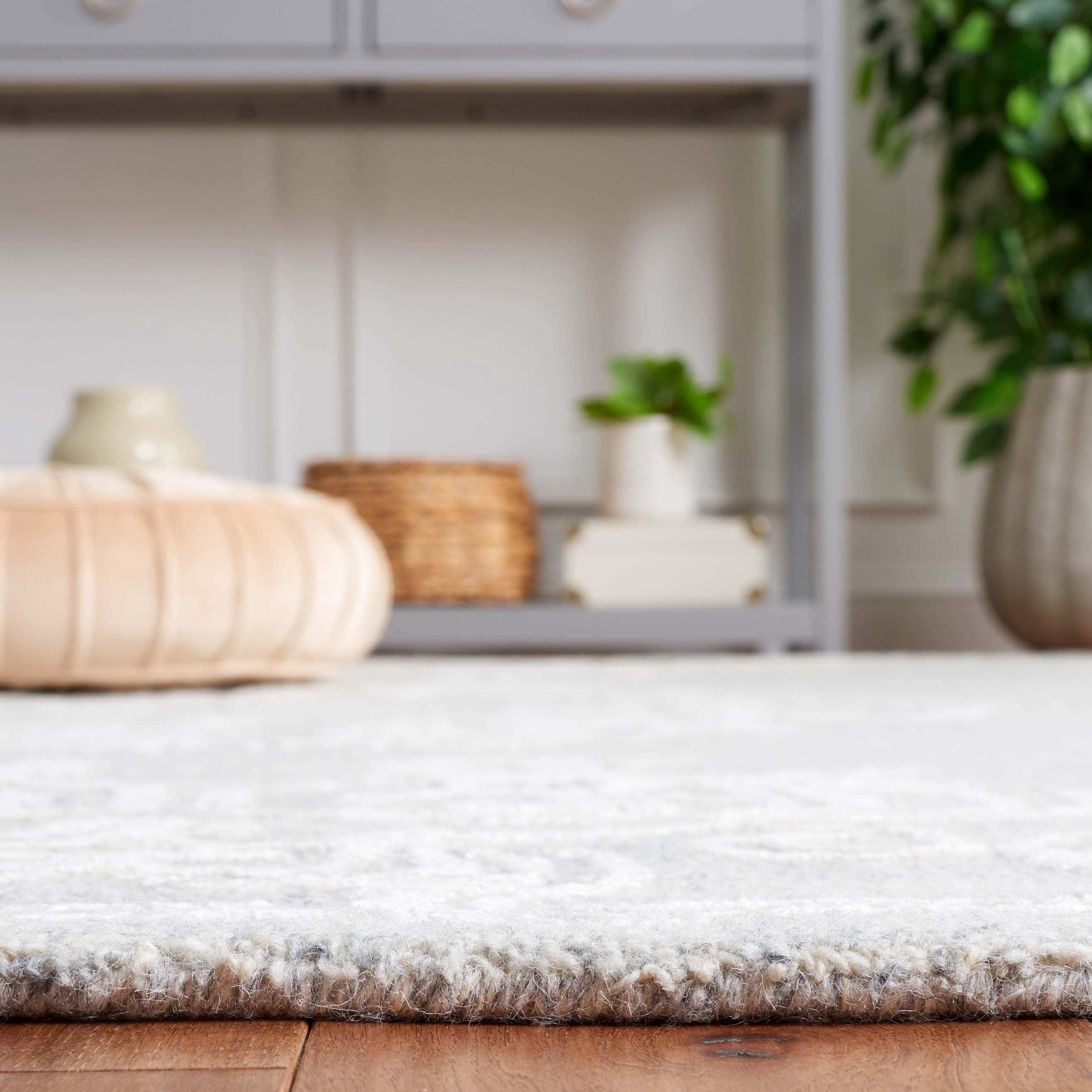 SAFAVIEH Glamour Euler Abstract Area Rug, Silver/Ivory, 5' x 8'
