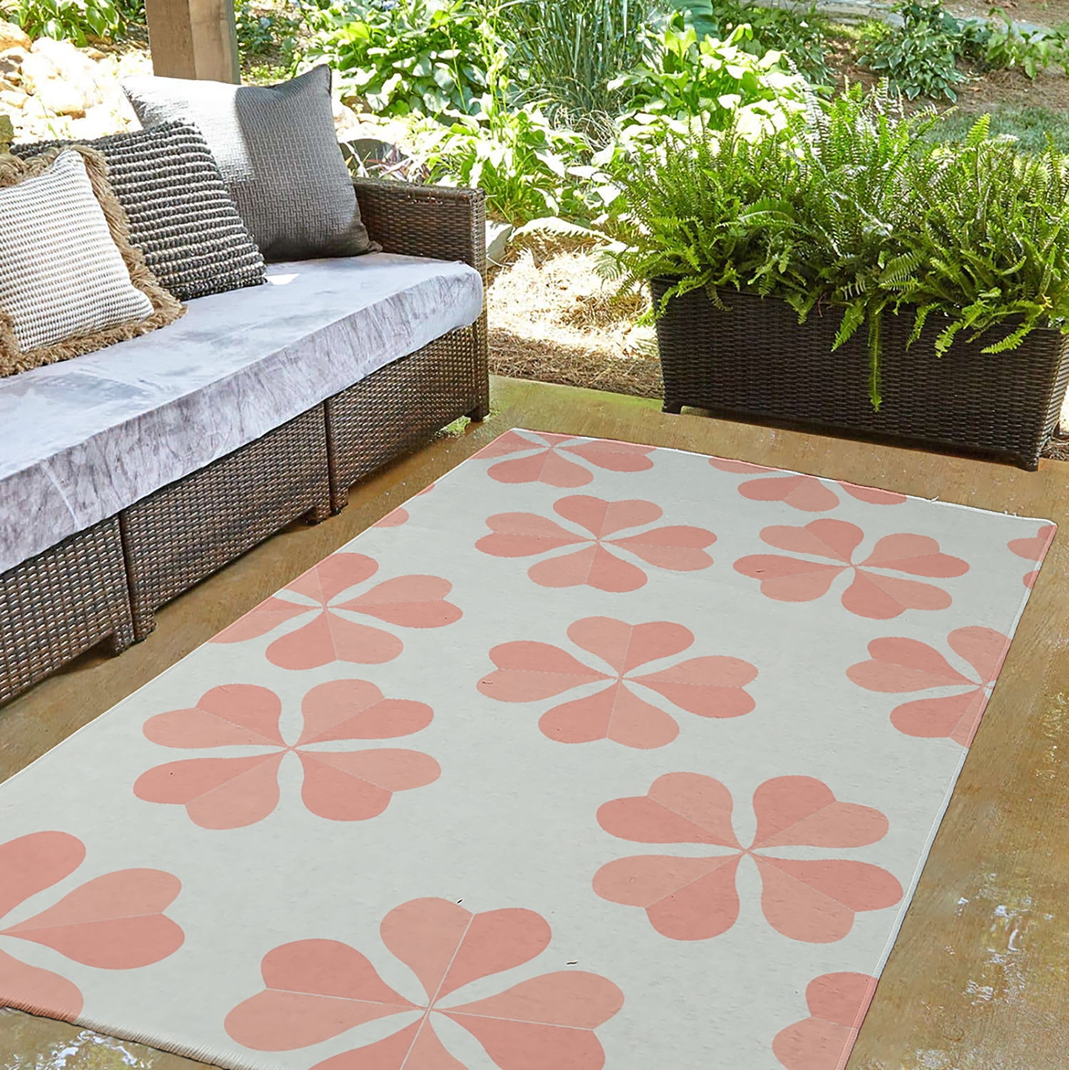 Simply Daisy 3' x 5' Sunwashed Red Lucky Patch St. Patrick's Day Chenille Indoor/Outdoor Rug