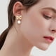 thumbnail image 4 of Xihbxyly Pendientes de Perlas, Elegante Diseño Colgante Dorado, Detalles de Circonitas de Calidad Aaa+, Elegantes Joyas de Boda, para Uso Diario, Perfectos para Novias, Un Regalo Exquisito., 4 of 6