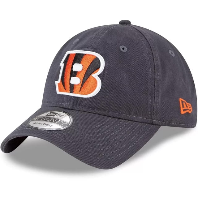 gorra new era nfl core classic 9twenty cincinnati bengals ajustable, perfil bajo gris oscuro con visera curvada; logo de los Bengals naranja y negro bordado con rayas tipo tigre en la parte frontal, escudo de la NFL y logotipo New Era bordados en el lateral; mezcla ligera de algodón/poliéster transpirable y cierre ajustable 9TWENTY; vista 3/4 frontal sobre fondo neutro, también adecuada para uso diario con jeans y camisetas.