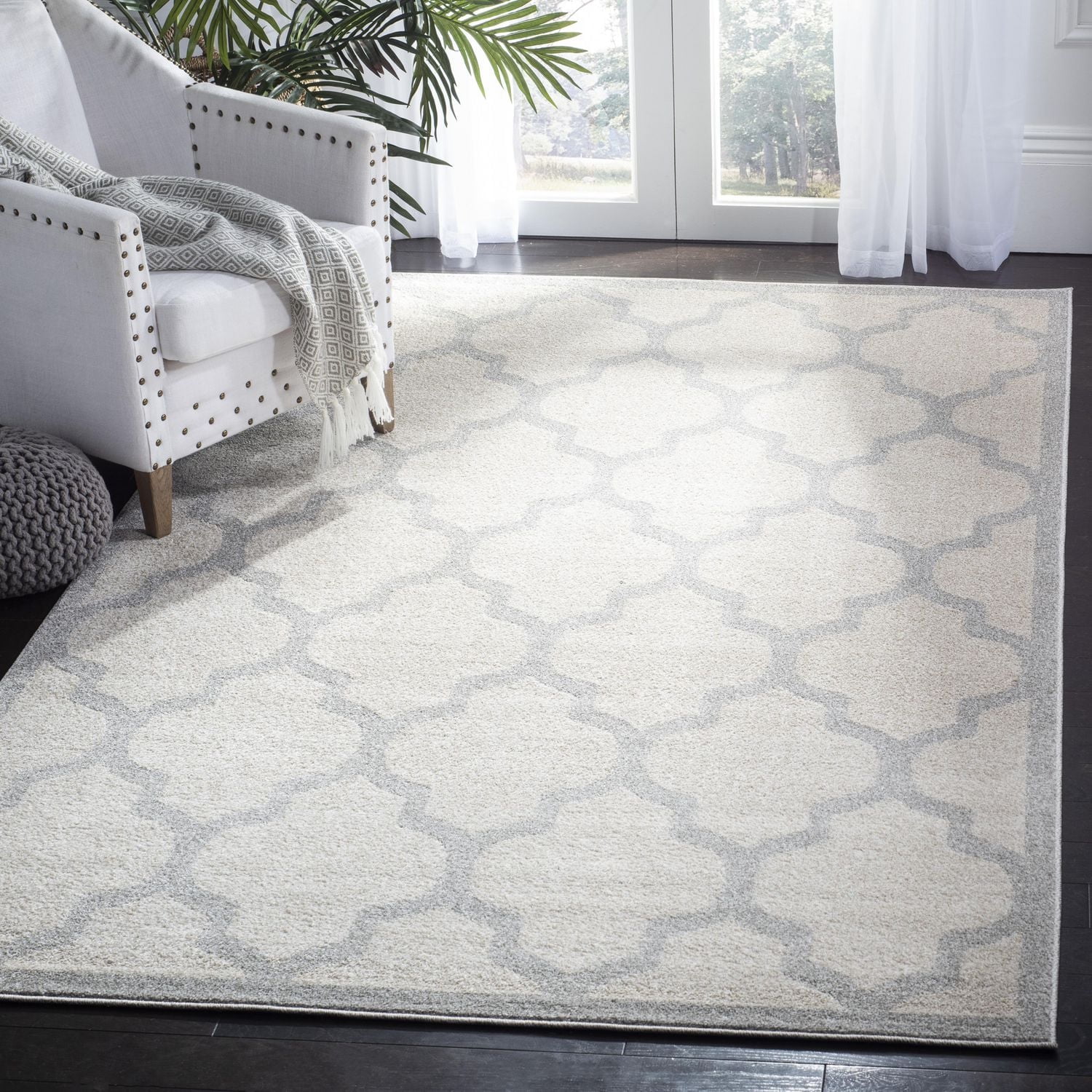 Safavieh Amherst Roderick Geometric Area Rug