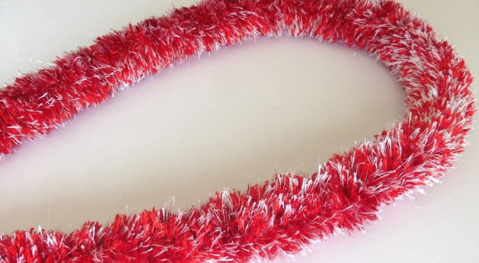 Funcraft Red & White Combo Yarn Lei, 1 Each