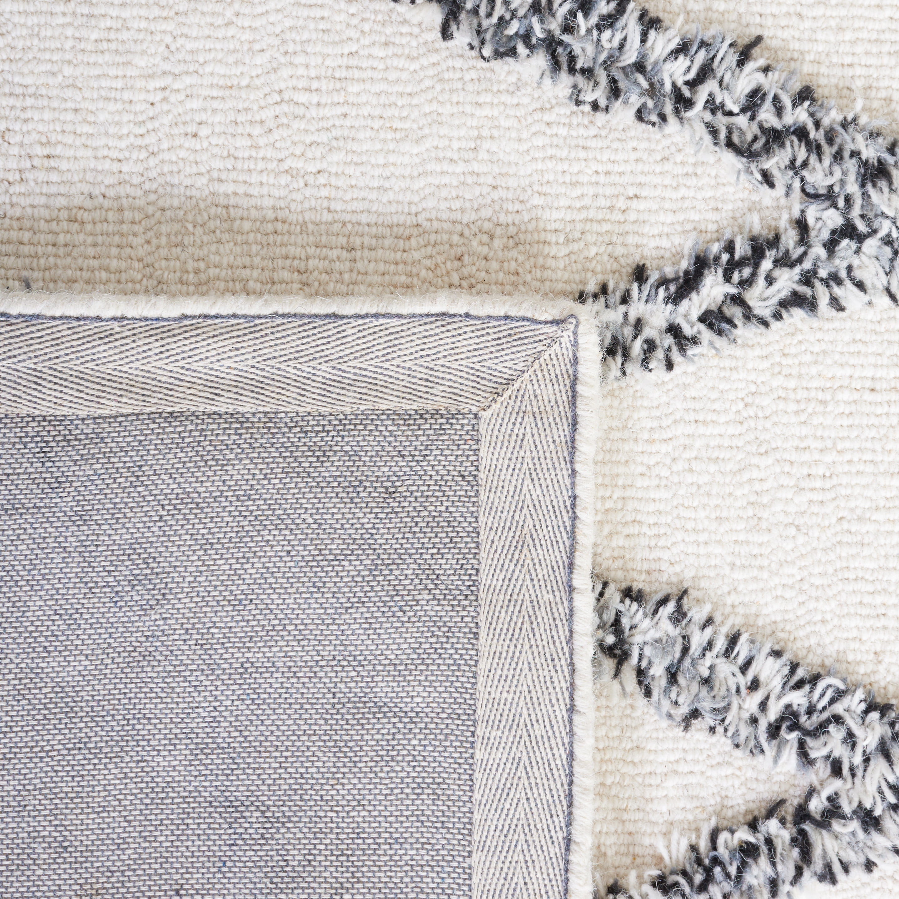 SAFAVIEH Casablanca Everitt Diamond Runner Rug, Ivory/Black, 2'3" x 9'