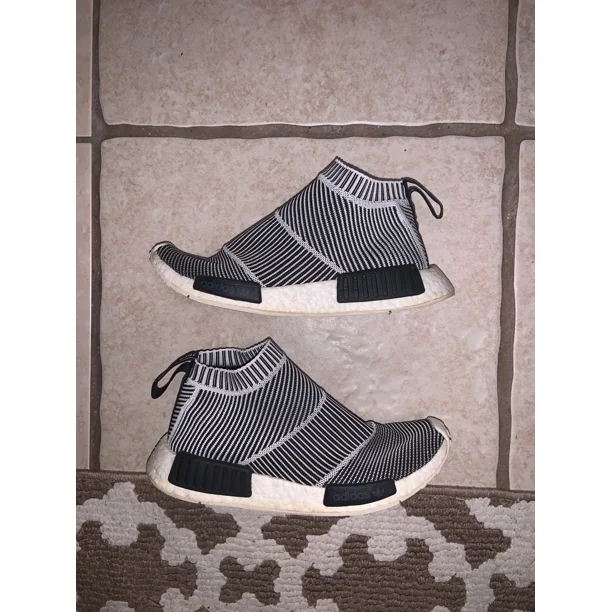 Great condition No box Laceless Men’s Size 7 = Women’s 8.5