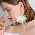 thumbnail image 4 of Pendientes grandes con forma de pétalo grande para mujer, aretes colgantes con flores grandes y gasa Flo, 4 of 5