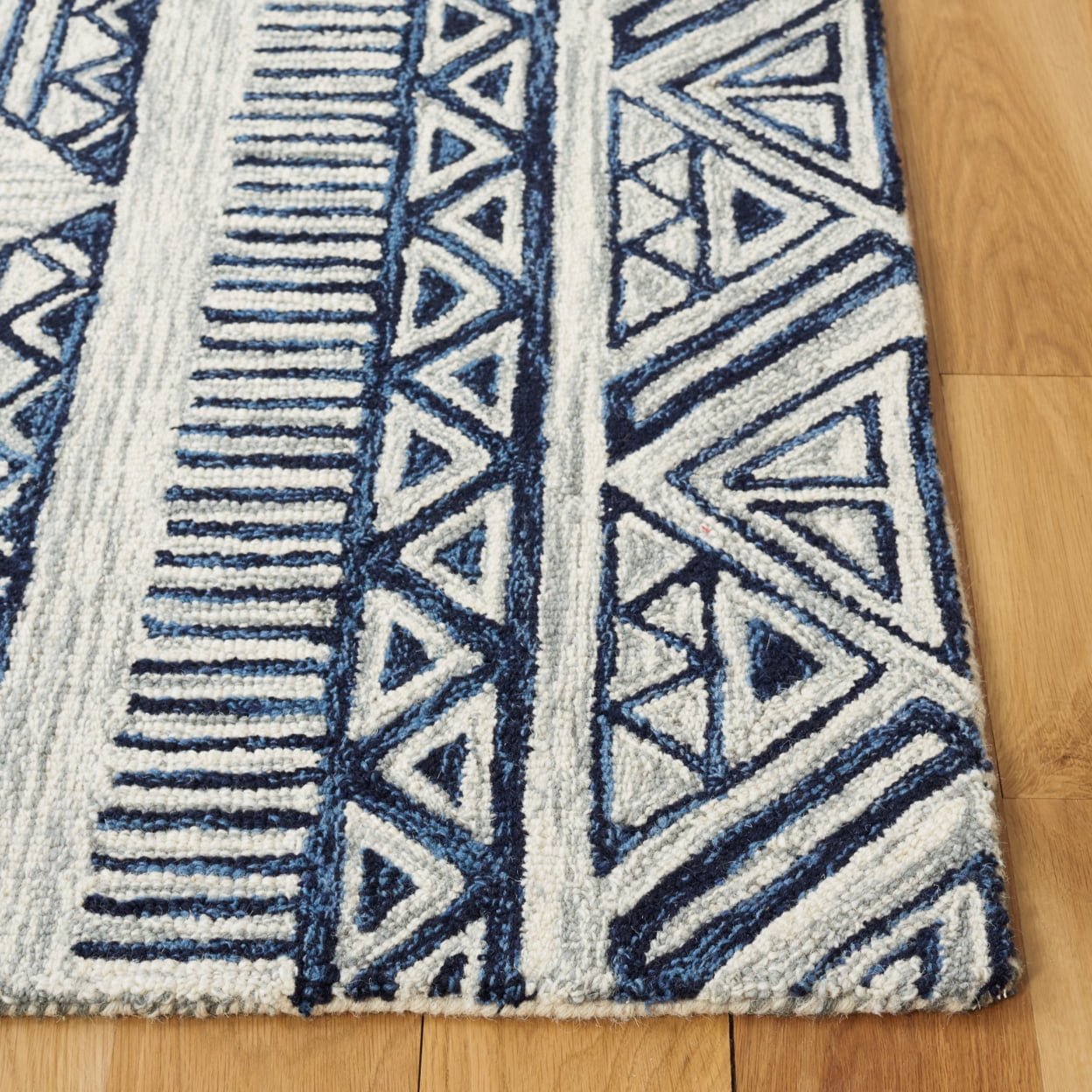 SAFAVIEH Metro Andrew Diamond Area Rug, Blue/Ivory, 4' x 6'
