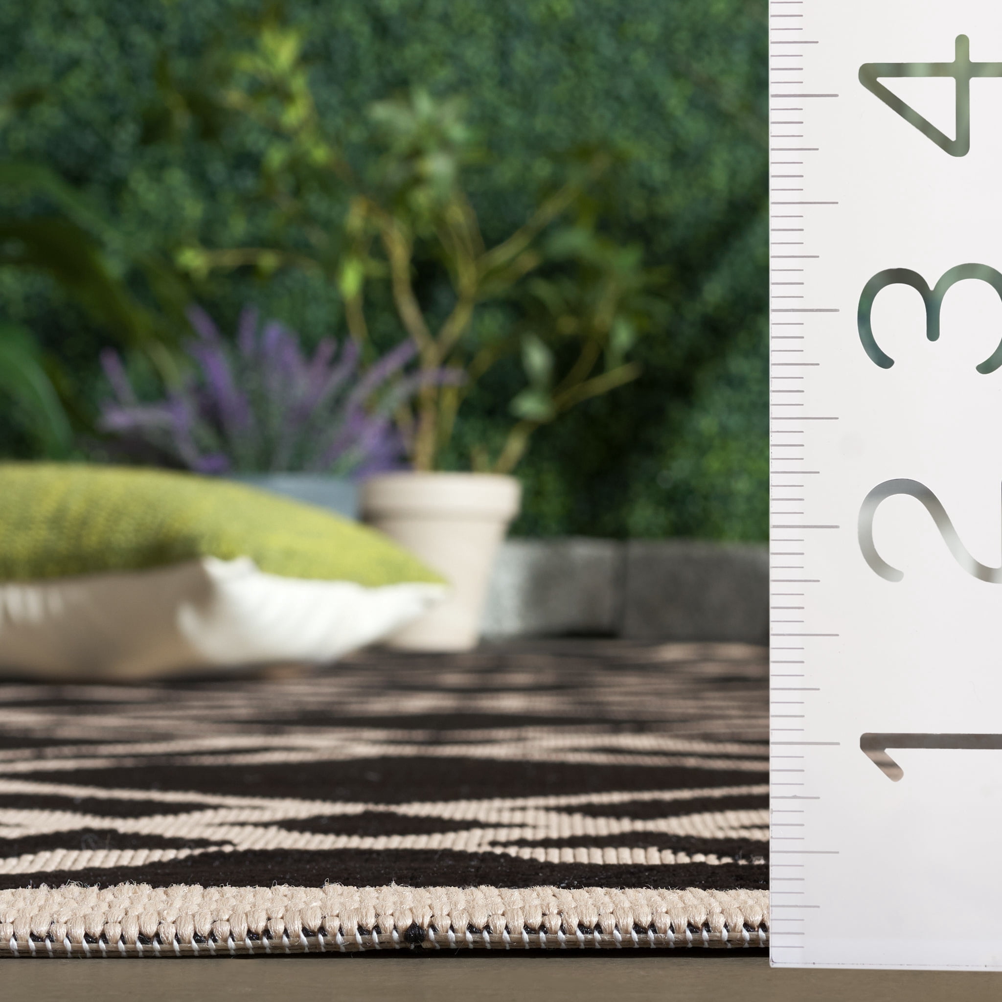 Safavieh Courtyard Jasper Geometric Indoor/Outdoor Runner Rug, Black/Beige, 2'3" x 6'7"