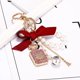 thumbnail image 3 of Llavero con purpurina para invitados, accesorios de lujo tradicionales, trébol, Camelia, suerte, regalos de boda, novedad de 2022, 3 of 4