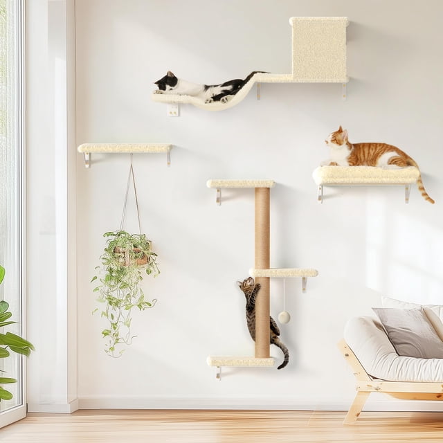 estantes de pared para gatos fukumaru, set de escalada 4 en 1, beige; vista frontal de montaje vertical con puente curvado, cama mural acolchada, poste rascador de sisal y repisa rectangular, todos forrados en terciopelo de durazno color beige sobre tablero multicapa; pared blanca con ventana lateral y sofá claro, dos gatos usando el puente y la cama; diseño que ahorra espacio y funciona como rascador y zona de juego vertical, también apto para crear un circuito de juego para gatos.