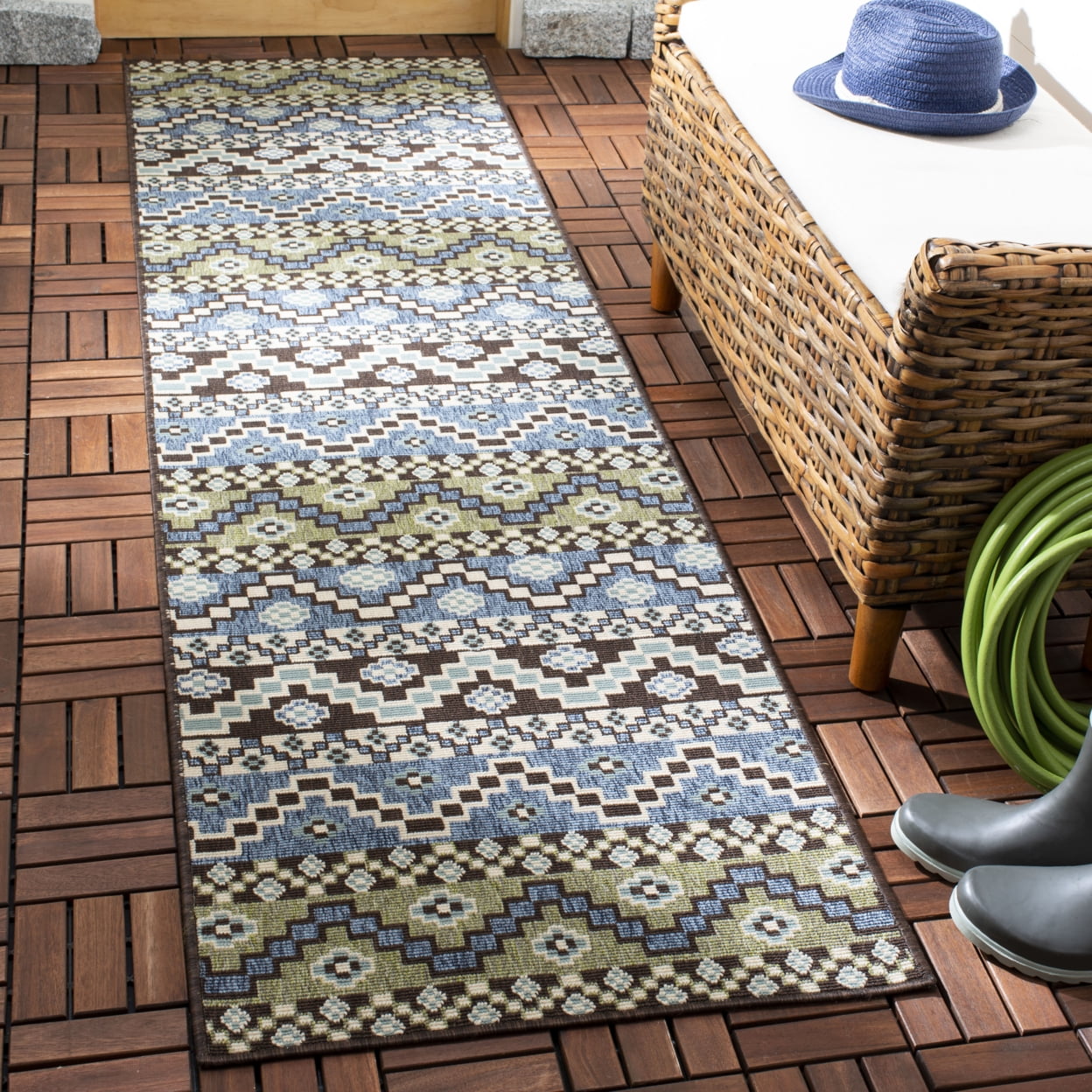 SAFAVIEH Veranda Luwig Southwestern Indoor/Outdoor Area Rug, 5'3" x 7'7", Blue/Cream