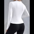thumbnail image 4 of Camiseta Informal de Larga con Cuello Alto y Fruncido para Mujer, Corte Entallado y Color Liso S, 4 of 7