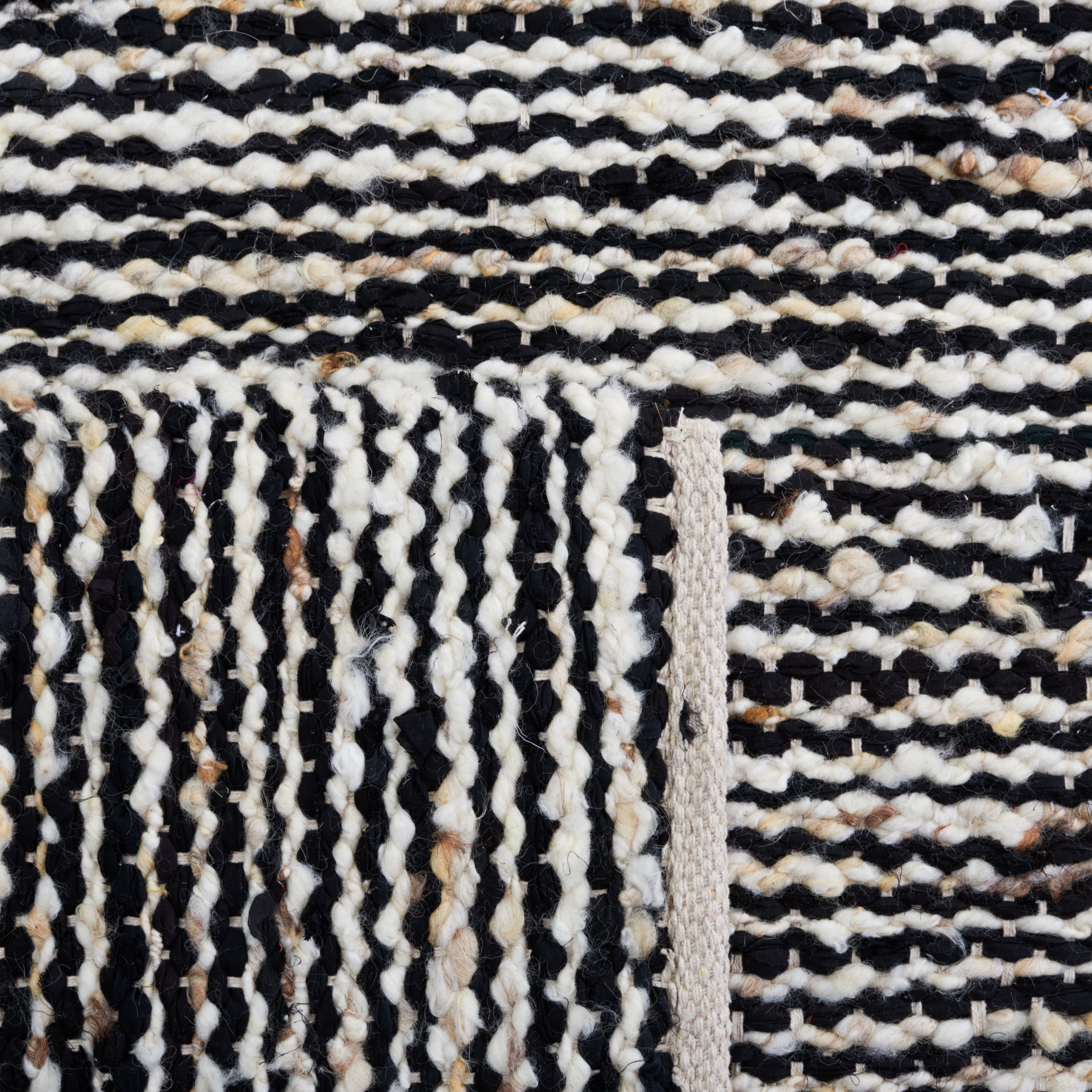 SAFAVIEH Natura Stephen Distressed Area Rug, Black/Ivory, 4' x 6'