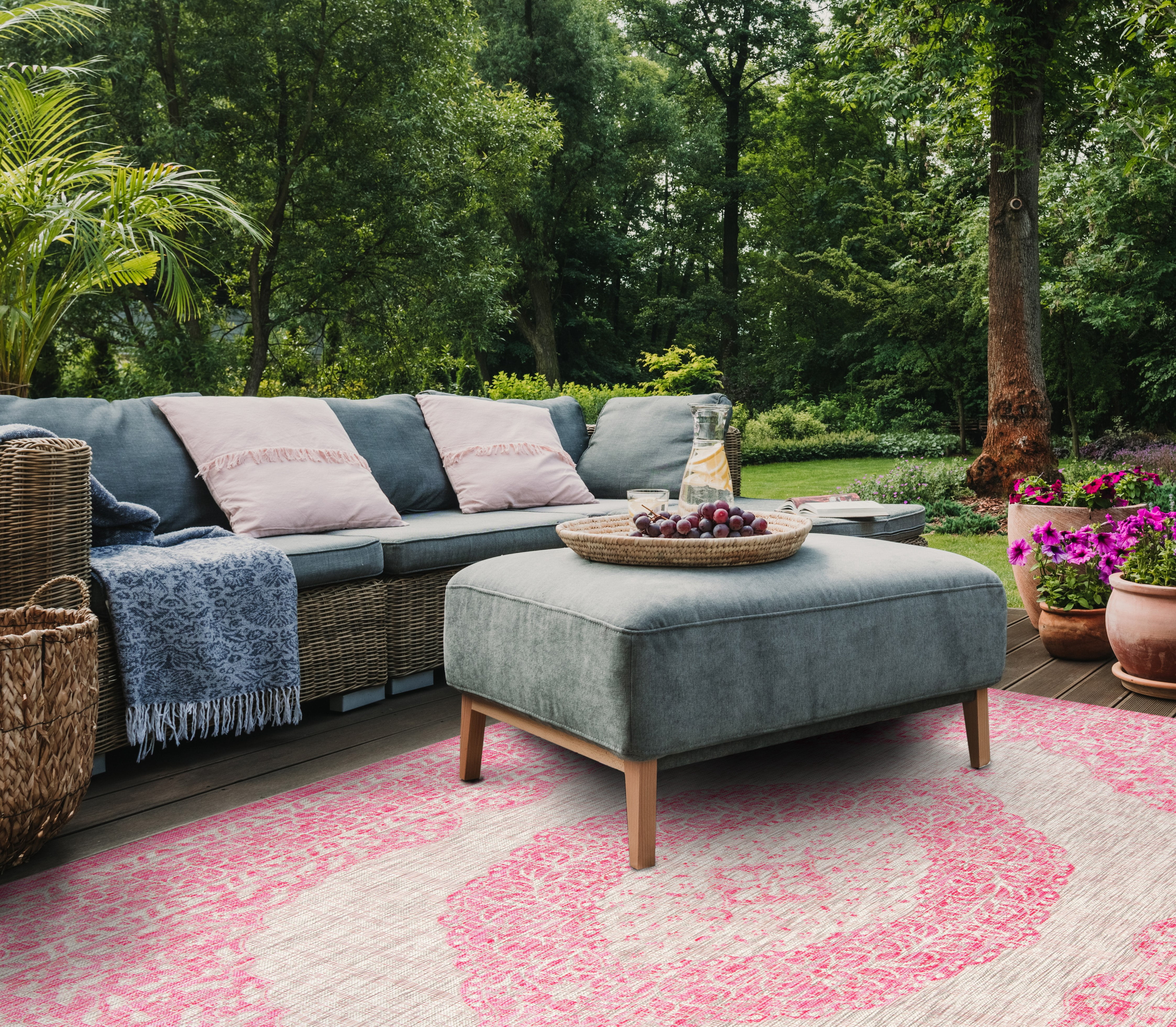 SAFAVIEH Courtyard Avi Traditional Indoor/Outdoor Area Rug, 5'3" x 5'3" Square, Light Grey/Fuchsia
