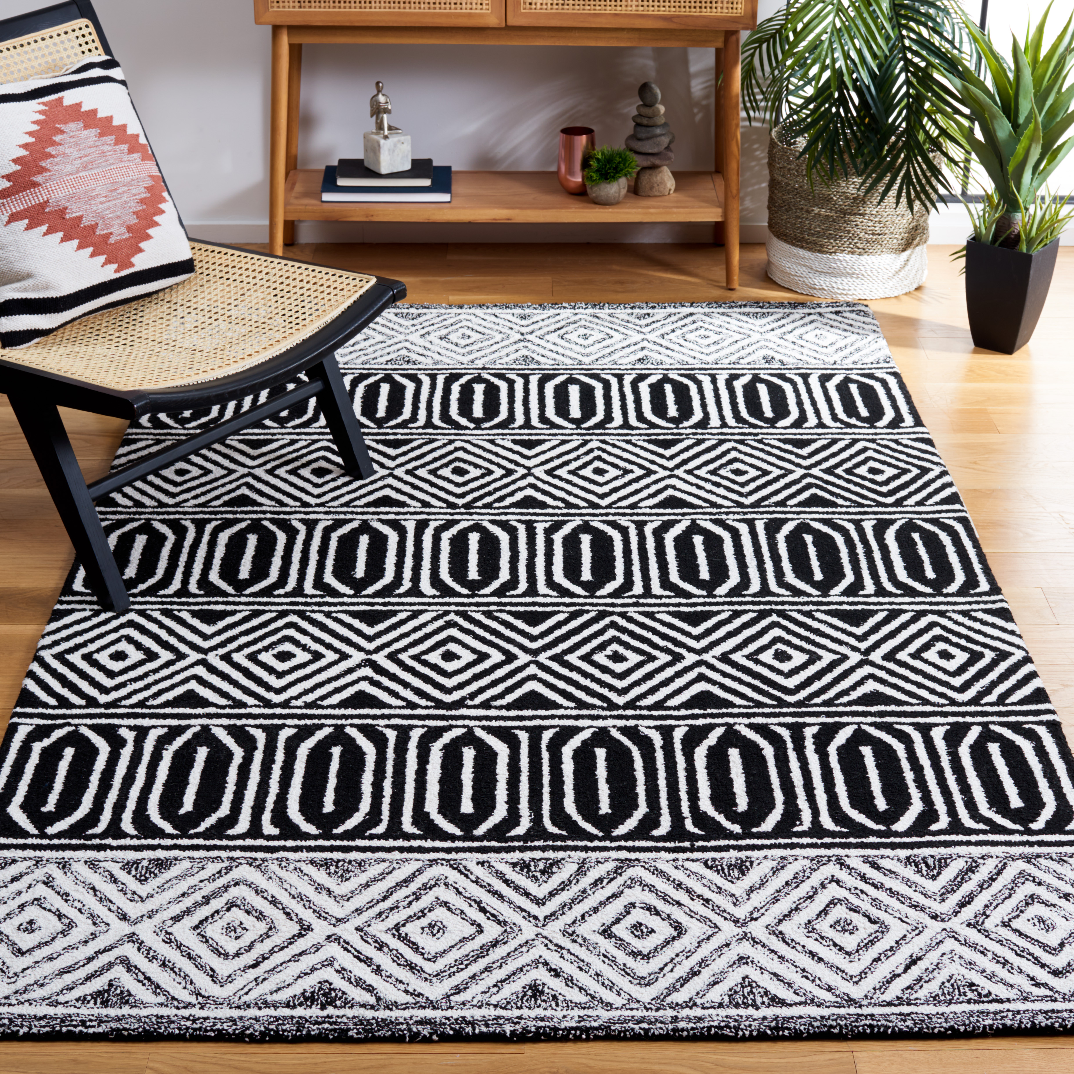 SAFAVIEH Capri Moira Southwestern Area Rug, Ivory/Black, 4' x 6'